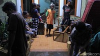 Pantauan detikcom, Kamis (22/11/2018), sekitar pukul 18.00 WIB, sejumlah warga bergotong royong membersihkan lumpur yang masuk ke dalam rumah.