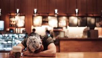 Ini lagi ngopi atau lagi tidur ya? Di tangan Fero ada segelas kopi tapi kok posenya malah tiduran.  Foto: instagram @fero_walandouw