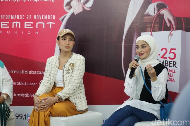 Jaket tweed ini merupakan koleksi Chanel 2016 yang kala itu dipakai robot fashionista di runway Paris. Walau saat ini sudah sold out, namun lewat situs jual beli barang preloved, diketahui harga jaket Ayu mencapai 4.320 poundsterling atau Rp 80 juta. Foto: Alissa Safera/Wolipop