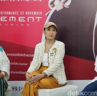 Jaket tweed ini merupakan koleksi Chanel 2016 yang kala itu dipakai robot fashionista di runway Paris. Walau saat ini sudah sold out, namun lewat situs jual beli barang preloved, diketahui harga jaket Ayu mencapai 4.320 poundsterling atau Rp 80 juta. Foto: Alissa Safera/Wolipop