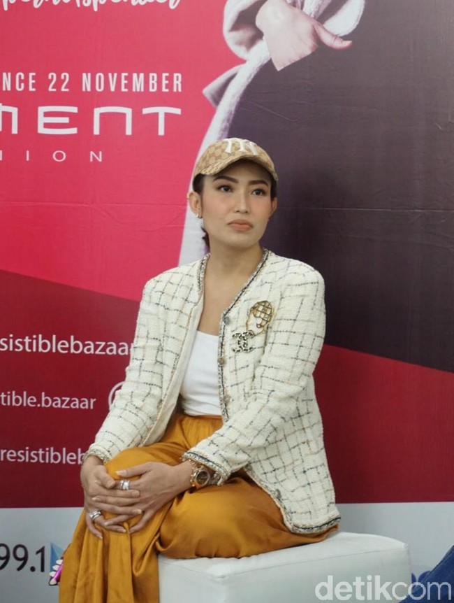 Bros Chanel Vintage dengan rantai besi dan material kulit hitam membuat jaket tweed nampak semakin elegan. Di situs barang preloved Tradesy, bros serupa dijual US$ 800 atau Rp 11 jutaan. Foto: Alissa Safera/Wolipop