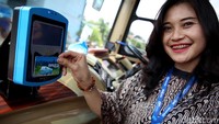 Seorang model memperagakan cara pembayaran dengan menggunakan uang elektronik dari BRI.