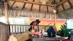 Ketika Presenter Kondang, Rosianna Silalahi Makan sate Kulit Ayam dan Ngopi