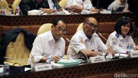 Selain Menhub Budi Karya Sumadi, Kepala Basarnas Marsekal Madya M. Syaugi, Ketua BMKG Dwikorita Karnawati, dan Ketua KNKT Soerjanto Tjahjono hadir dalam rapat bersama Komisi V DPR RI.