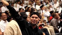 Musisi Ahmad Dhani hadir mengenakan blangkon dan berkemeja hitam di acara pembekalan relawan Prabowo-Sandiaga di Istora Senayan, Jakarta.