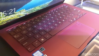 Dengan desain yang sangat tipis, tebalnya hanya sebesar 12,9 mm, sedangkan bobotnya hanya 1 kg. (Foto: detikINET/Virgina Maulita Putri)