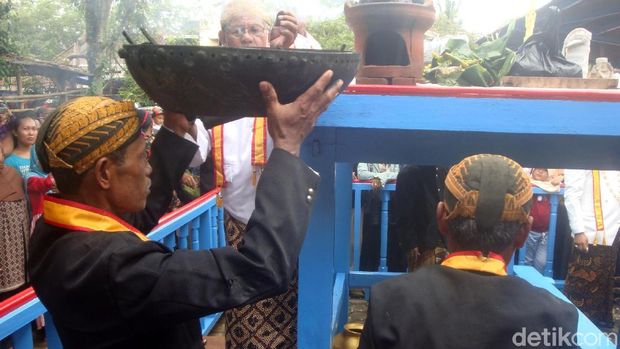 Warga Banyumas Antusias Ikuti Jamasan Pusaka Dinasti Mataram