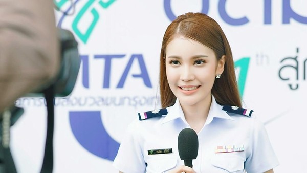 Mari kenalan dengan Milin Nuttapagun, gadis cantik dari Thailand yang sempat viral beberapa waktu yang lalu. Milin viral karena fotonya memakai seragam seperti PNS tersebar di media sosial. (Instagram/@milinb3rry) Mari kenalan dengan Milin Nuttapagun, gadis cantik dari Thailand yang sempat viral beberapa waktu yang lalu. Milin viral karena fotonya memakai seragam seperti PNS tersebar di media sosial. (Instagram/@milinb3rry)