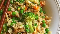 Paduan sedikit kacang polong, brokoli dan wortel bisa membuat nasi goreng lebih renyah gurih. Foto: Instagram @happilygreengirl