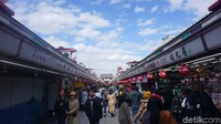 Sepanjang jalan menuju kuil, ada banyak toko yang berjualan di sisi kanan dan kiri. Kamu bisa puas belanja di sini. (Aisyah/detikTravel)