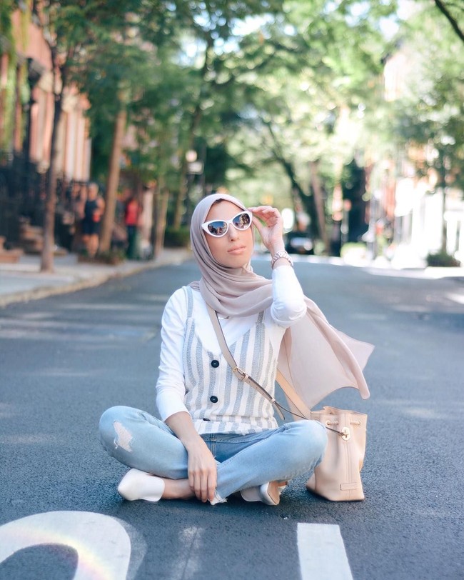 Haute Hijab jadi salah satu produk hijab paling terkenal. Ia menjadi pioner brand hijab di Amerika Serikat. Brand besutan Melanie Elturk ini merilis produk hijab pashmina polos dengan harga 20 US$ atau sekitar Rp 291.000. Foto: Instagram/HauteHijab