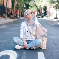 Haute Hijab jadi salah satu produk hijab paling terkenal. Ia menjadi pioner brand hijab di Amerika Serikat. Brand besutan Melanie Elturk ini merilis produk hijab pashmina polos dengan harga 20 US$ atau sekitar Rp 291.000. Foto: Instagram/HauteHijab