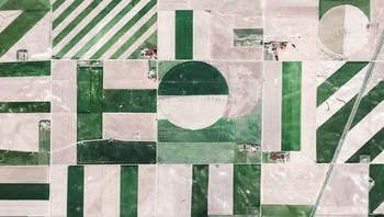 Potret satelit ladang pertanian Logan County di Colorado, Amerika Serikat. Ladang seluas 1.845 mil persegi itu dimanfaatkan untuk pertanian dan peternakan yang menjadi area paling produktif di negara bagian tersebut. Istimewa/Boredpanda.