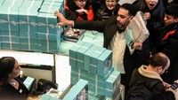 Sejumlah orang berbelanja selama acara penjualan Black Friday di toko utama Macy, New York City, Amerika Serikat, 22 November 2018. REUTERS/Stephanie Keith.