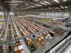 Suasana Gudang Toko Online Terbesar Dunia Sambut Black Friday