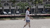 Selain itu sejumlah petugas Satpol PP tampak berjaga di lokasi. Mereka mengaku tidak mengetahui rencana pembukaan segel yang akhirnya ditunda tersebut.