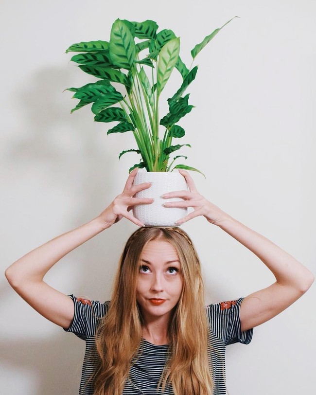 Wanita pecinta tanaman itu membuat foto dengan gaya bersama tanaman-tanamannya. Ia pun memiliki lebih dari 8 ribu followers di Instagramnya.  Foto: Instagram