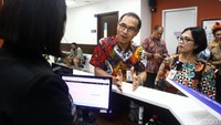 Wakil Direktur Siloam Hospital Denpasar Dr Meike Magnasofa (kanan) didampingi Direktur Utama Mandiri Inhealth Iwan Pasila (tengah) berbincang dengan petugas di loket Mandiri Inhealth di RS Siloam Denpasar, Bali, Jumat (23/11/2018).