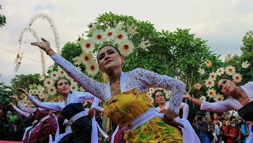 Perang Topat merupakan tradisi warga Lombok Barat.