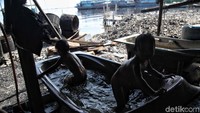 Anak-anak ini juga mandi dari air yang tidak bersih.