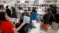 Masyarakat mengantre dikasir dalam acara penjualan Black Friday pada Hari Thanksgiving di JCPenney Illinois, Amerika Serikat, 22 November 2018. REUTERS/John Gress.