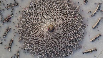 Potret Galaxia yang berada di Gurun Nevada, Amerika Serikat. Bangunan yang dirancang oleh arsitek asal Prancis, Arthur Mamou-Mani, itu dibentuk dari 20 gulungan kayu konvergen dengan satu titik menunjuk langit. Istimewa/Boredpanda.