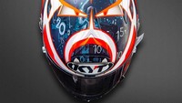Kalau helm yang motifnya dari kejauhan bak perisai Captain America ini adalah kepunyaan Fabio Quartararo. Musim depan, ia akan menjadi tandem Morbidelli di Petronas Yamaha SRT Team. (Foto: Instagram @motogp)