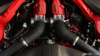 Ferrari Portofino menggendong mesin V8 90° dengan kapasitas 3.855 cc. Tenaga maksimal dari mesin itu bisa mencapai 600 daya kuda dengan torsi maksimal 760 Nm. Pedal gas pun responsif sangat cocok buat mereka yang hobi menggeber mobil.