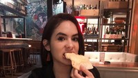 Nyamm! Pizza keju jadi santapan wanita beralis tebal ini. Hayo, Steffi lagi makan sama siapa ya? Foto: Instagram steffizamoraaa
