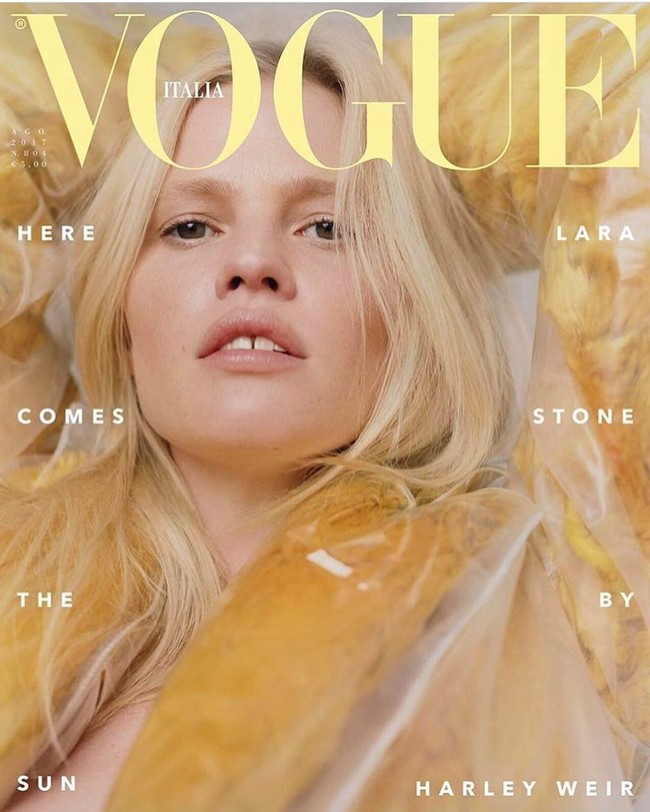 Model Lara Stone mencuri atensi publik ketika membintangi iklan Calvin Klein dengan memamerkan gigi renggangnya. Ketika itu, ia seolah membuktikan jika ketidaksempurnaan justru membuatnya sempurna. Foto: Instagram