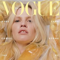 Model Lara Stone mencuri atensi publik ketika membintangi iklan Calvin Klein dengan memamerkan gigi renggangnya. Ketika itu, ia seolah membuktikan jika ketidaksempurnaan justru membuatnya sempurna. Foto: Instagram