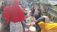 Warga yang hadir tidak hanya warga dari satu kampung tapi juga warga sekitar yang merupakan keturunan dari Dusun Cipeuteuy. Ramai euy! (Dadang/detikTravel)