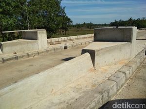 Blusukan ke Tol Bakauheni-Terbanggi Besar, Jokowi: Kualitasnya Baik