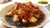 Kuahnya cokelat dengan rasa manis dan pedas. Enak dinikmati bersama dengan potongan tahu. Foto: Instagram @tahu_gejrotkuy