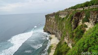 Beginilah pemandangan di kawasan Pura Uluwatu, Bali di tepi tebing. (Syanti/detikTravel)