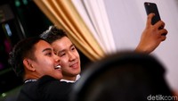 Marcus Gideon terlihat asyik berswafoto bersama penggemarnya.
