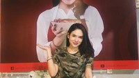 Walau masih muda, Steffi sudah punya bisnis kuliner sendiri lho. Ia jalani usaha Seblak Melintir yang diklaimnya sebagai seblak premium pertama. Siapa mau coba? Foto: Instagram steffizamoraaa