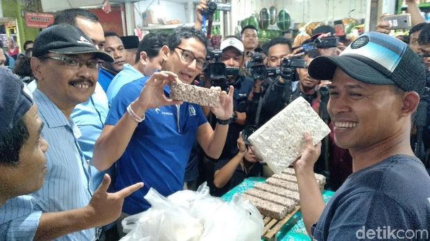 Jokowi-Sandiaga 'Bersahutan' dari Pasar