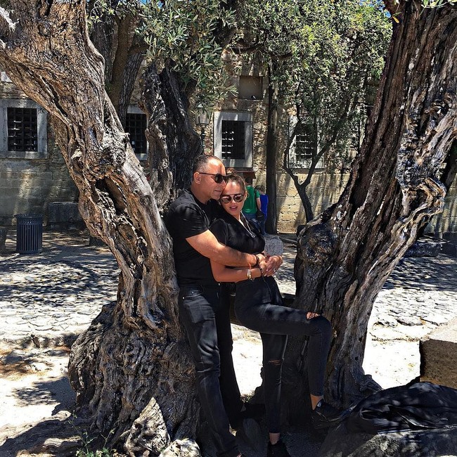 Pernikahan yang digelar di Santorini, Yunani dalam sebuah upacara di puncak tebing itu menelan biaya sebesar Rp 18 miliar. Dari pernikahannya itu, Xenia kini telah menjadi seorang ibu dan memiliki anak yang lahir pada Agustus kemarin. Foto: Instagram @xeniadeli