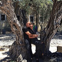 Pernikahan yang digelar di Santorini, Yunani dalam sebuah upacara di puncak tebing itu menelan biaya sebesar Rp 18 miliar. Dari pernikahannya itu, Xenia kini telah menjadi seorang ibu dan memiliki anak yang lahir pada Agustus kemarin. Foto: Instagram @xeniadeli