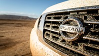 Kekedapan juga bisa dikatakan baik. Hanya saja, dalam hal akselerasi masih sering dirasakan turbo lag. Guncangan pun cukup terasa di kursi baris ke-2 saat Terra menghajar lubang. Rem belakang pun masih pakai tromol. Bila berbicara desain, ini memang selera masing-masing. Namun dibandingkan pesaingnya seperti Pajero Sport maupun Fortuner, tak dapat dimungkiri Terra punya lekukan yang berbeda dan unik. Foto: dok. Nissan/Deden Gunawan