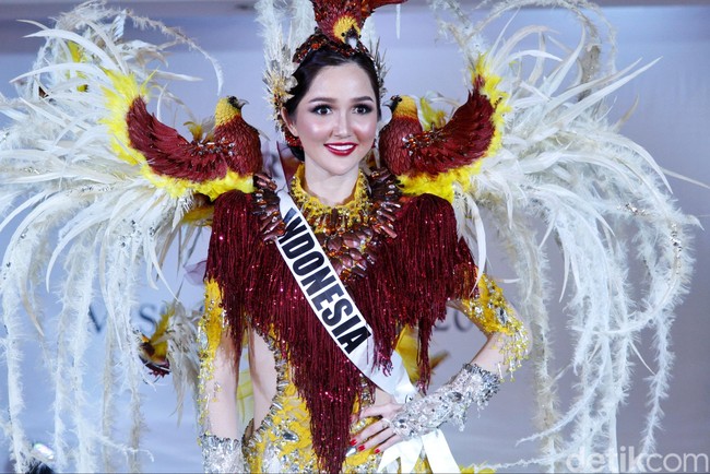 Keindahan serta keeksotisan warna serta geraknya yang anggun ini mampu menghipnotis siapapun yang melihatnya. Kostum nasional yang terinspirasi dari burung cendrawasih ini membawa pesan untuk menyuarakan perlindungan terhadap burung surga yang diambang kepunahan akibat eksplotasi alam dan perburuan liar. Foto: Muhammad Abduh/Wolipop