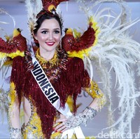 Keindahan serta keeksotisan warna serta geraknya yang anggun ini mampu menghipnotis siapapun yang melihatnya. Kostum nasional yang terinspirasi dari burung cendrawasih ini membawa pesan untuk menyuarakan perlindungan terhadap burung surga yang diambang kepunahan akibat eksplotasi alam dan perburuan liar. Foto: Muhammad Abduh/Wolipop