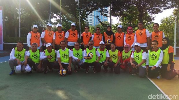 Cari Keringat, Sri Mulyani Main Voli Lawan Bos OJK