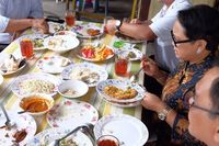 Ke Malaysia, Menlu Retno Masurdi Cicipi Nasi Kerabu Racikan Warung
