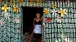 Keren! Nenek 87 Tahun Bangun Rumah dari Botol Plastik