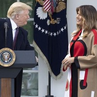 Melania Trump memakai coat yang mencuri atensi ketika perayaan Hari Thanksgiving di Gedung Putih, Selasa (20/11/2018) lalu. First Lady Amerika ini memilih Christian Dior sebagai padanannya hari itu, sementara suaminya, Donald Trump memakai setelan jas hitam seperti biasa. Foto: dok. AFP