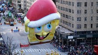 Parade Hari Thanksgiving berlangsung meriah di jalanan kota New York, Amerika Serikat, Jumat (23/11/2018) waktu setempat. Sejumlah karakter kartun favorit anak-anak nampak ikut serta dalam parade tersebut, salah satunya Spongebob Squarepants. Carlo Allegri/Reuters.