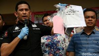 Pihak Kepolisian Mapolres Jakarta Barat menunjukkan barang bukti terkait kasus premanisme yang menjerat Hercules Rosario Marshal di Kantor Mapolres Jakarta Barat, Jumat (23/11/2018).