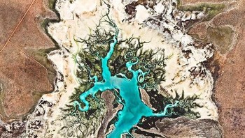 Potret Satelit Willie Creek yang terletak di utara Broome, Australia Barat. Muara ini pun terkenal sebagai penghasil mutiara terbaik di dunia. Istimewa/Boredpanda.